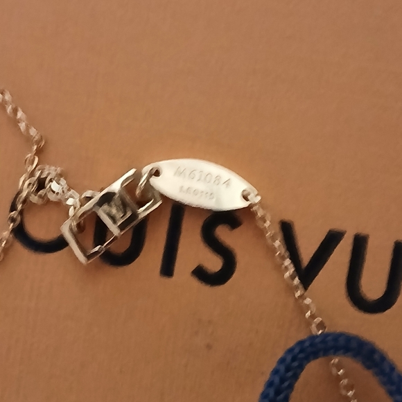 Louis Vuitton Cherry Blossom Lariat Necklace - Picture 3 of 4